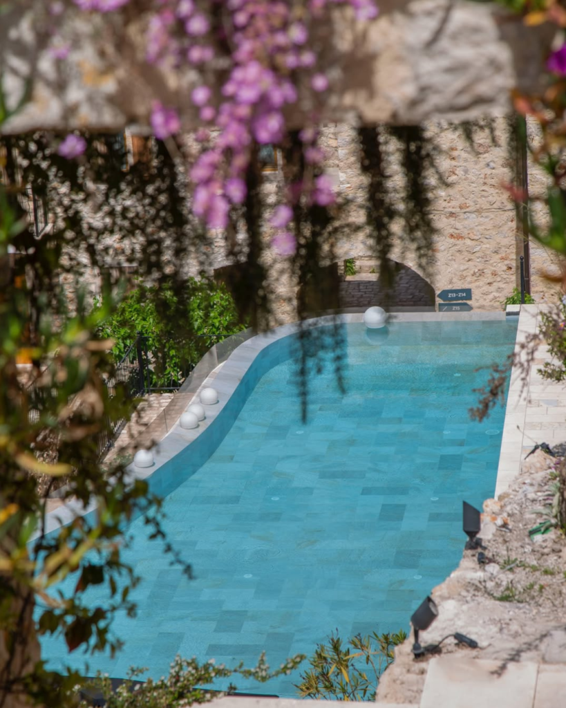 Infinity Pool Zoe Hora